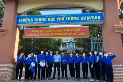 Không khí thi đua lập thành tích chào mừng Kỷ niệm 40 năm ngày hiến chương các Nhà giáo Việt Nam  của Thầy và Trò trường THPT Cư  M’gar